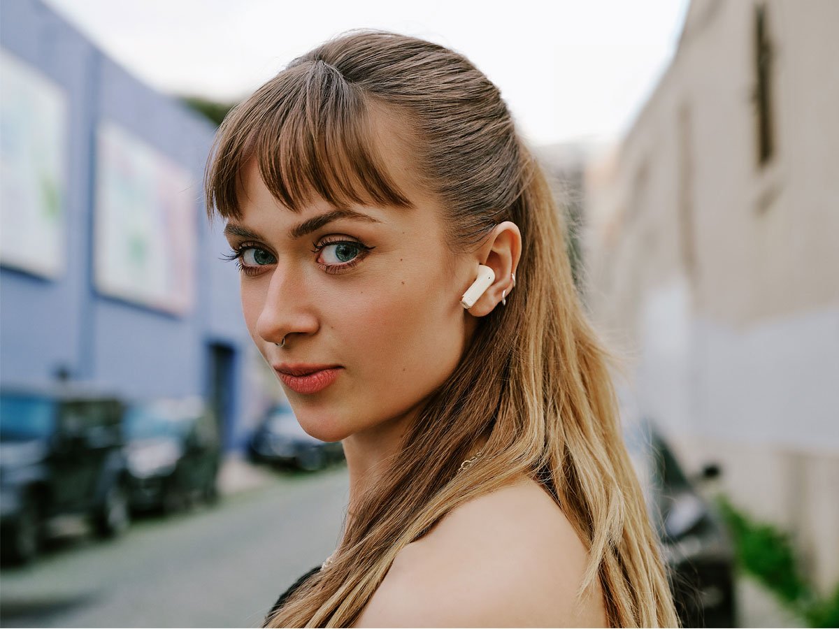 Słuchawki bezprzewodowe Sennheiser ACCENTUM Open Kremowe - Grafika lifestyle