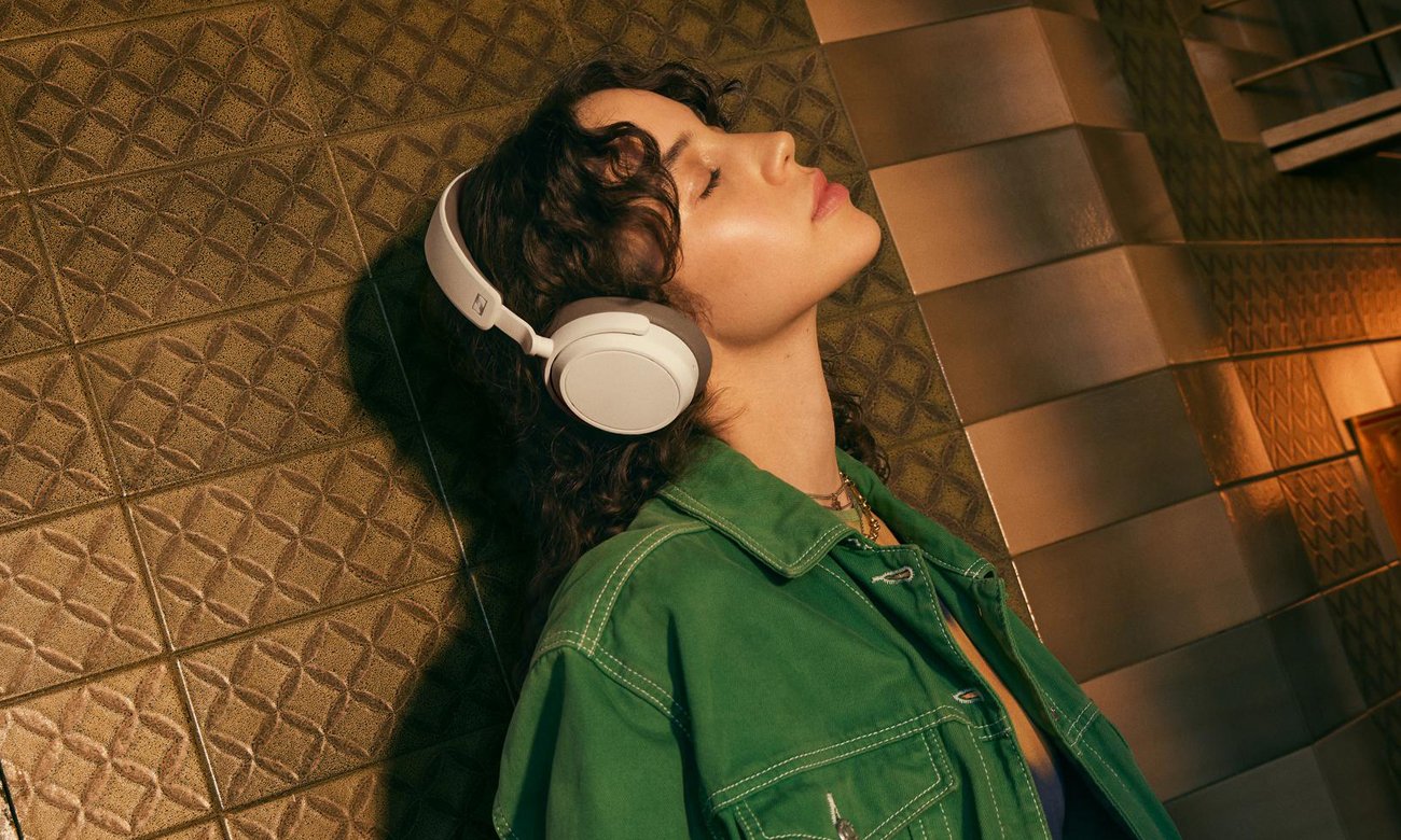 Słuchawki bezprzewodowe Sennheiser Accentum Plus Białe - Grafika lifestyle