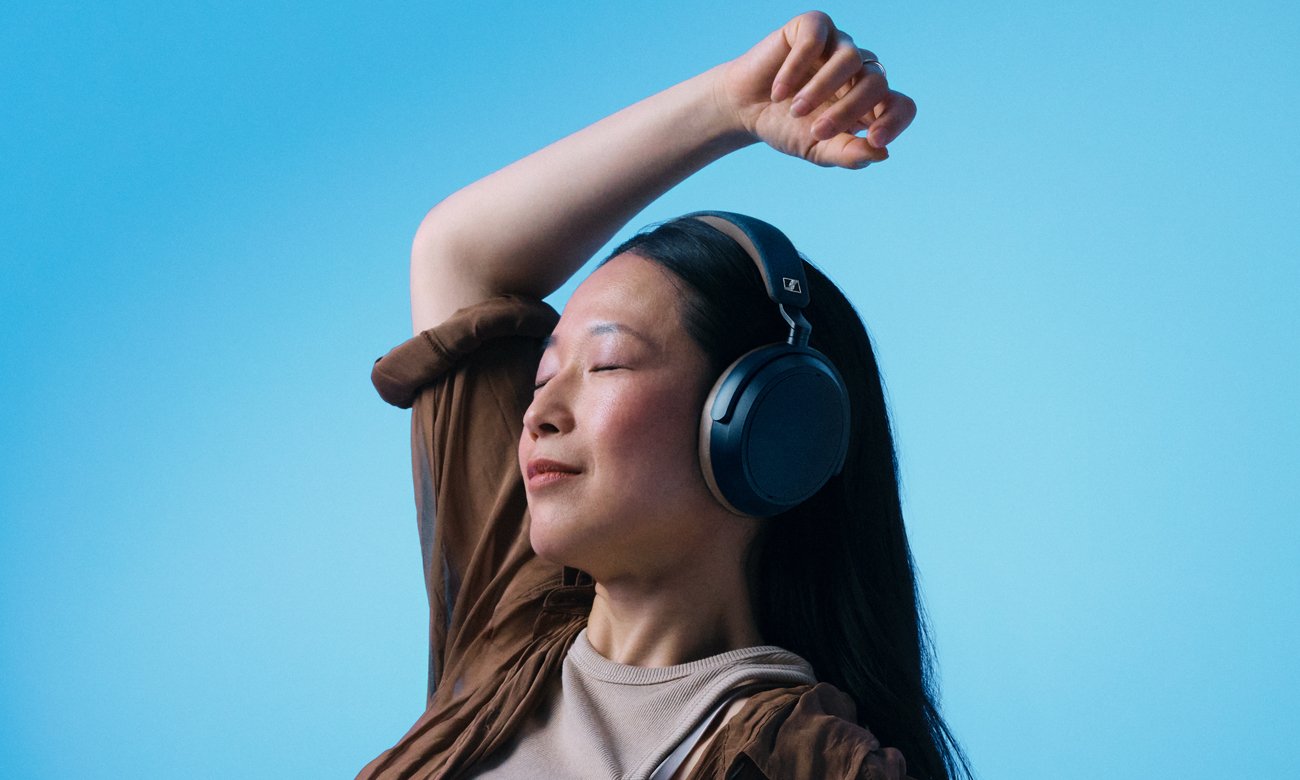 Słuchawki Sennheiser MOMENTUM 4 Wireless Denim - Grafika lifestyle