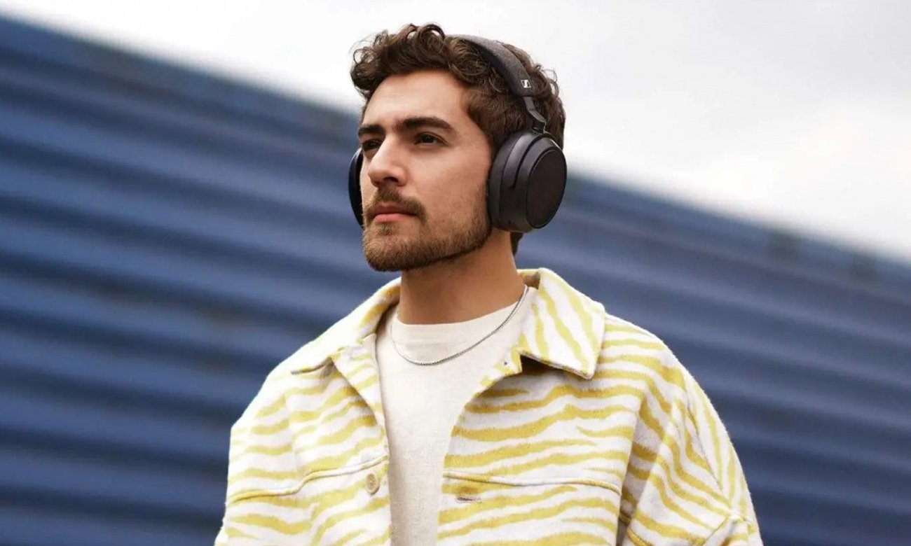 Słuchawki Sennheiser MOMENTUM 4 Wireless - Grafika lifestyle