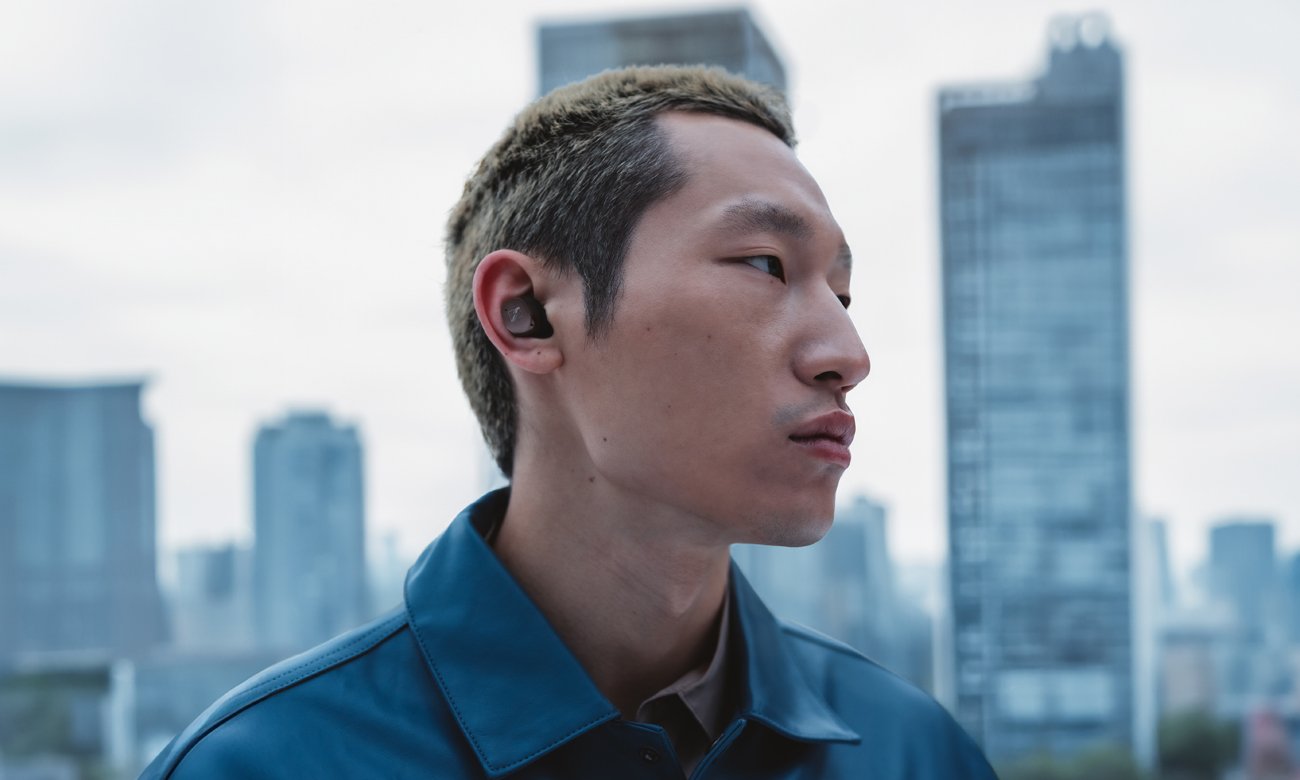 Słuchawki bezprzewodowe Sennheiser MOMENTUM True Wireless 4 Black Copper - Grafika lifestyle