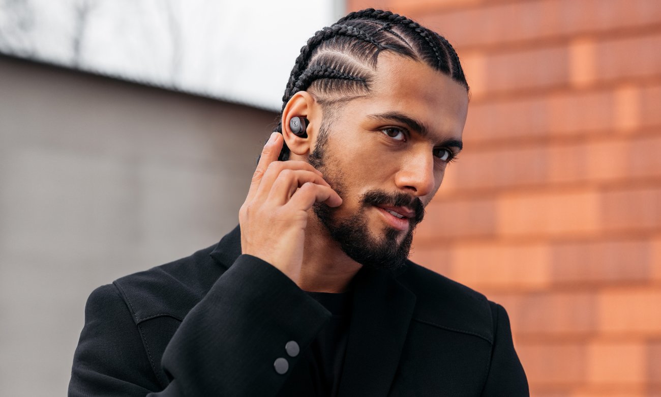Słuchawki bezprzewodowe Sennheiser MOMENTUM True Wireless 4 Black Graphite - Grafika lifestyle