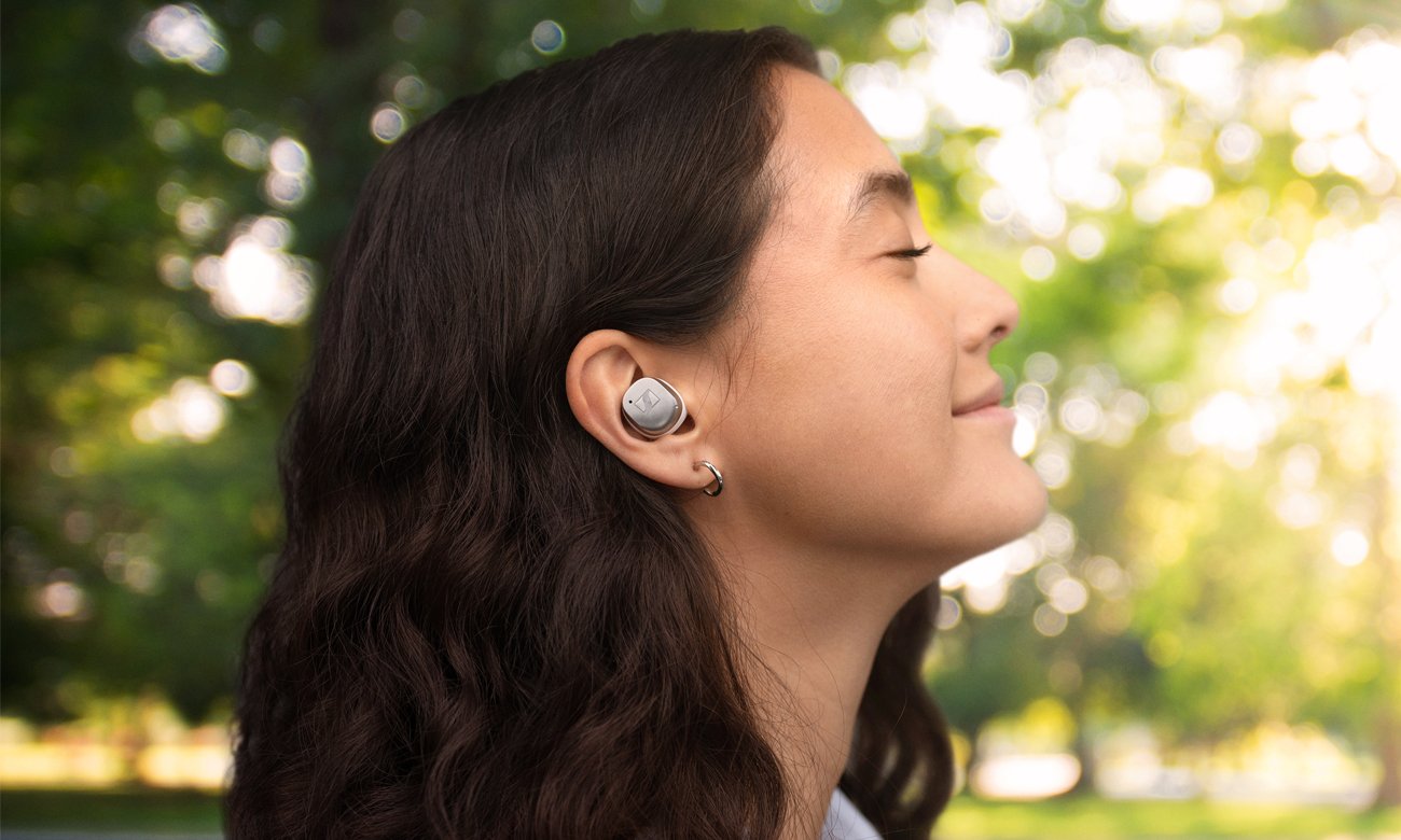 Słuchawki bezprzewodowe Sennheiser MOMENTUM True Wireless 4 White Silver - Grafika lifestyle