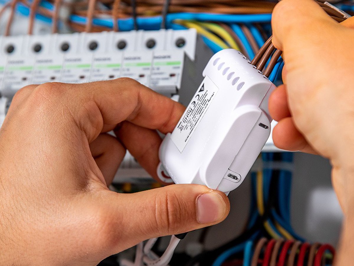 Trzyfazowy miernik zużycia energii elektrycznej Shelly 3EM Wi-Fi - Grafika lifestyle