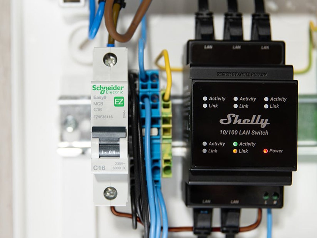 Przełącznik Ethernet z 5 portami RJ45 Shelly LAN Switch - Grafika lifestyle