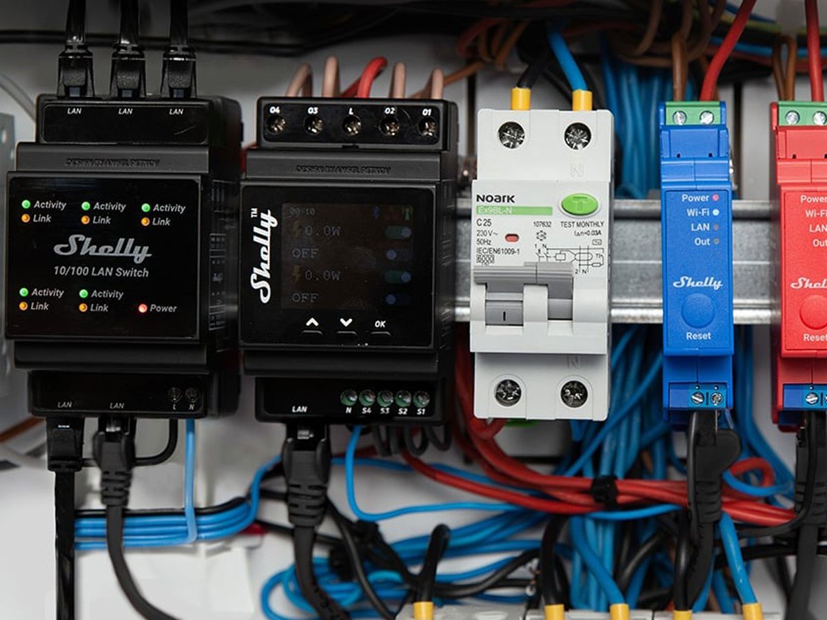 Przełącznik Ethernet z 5 portami RJ45 Shelly LAN Switch - Grafika lifestyle
