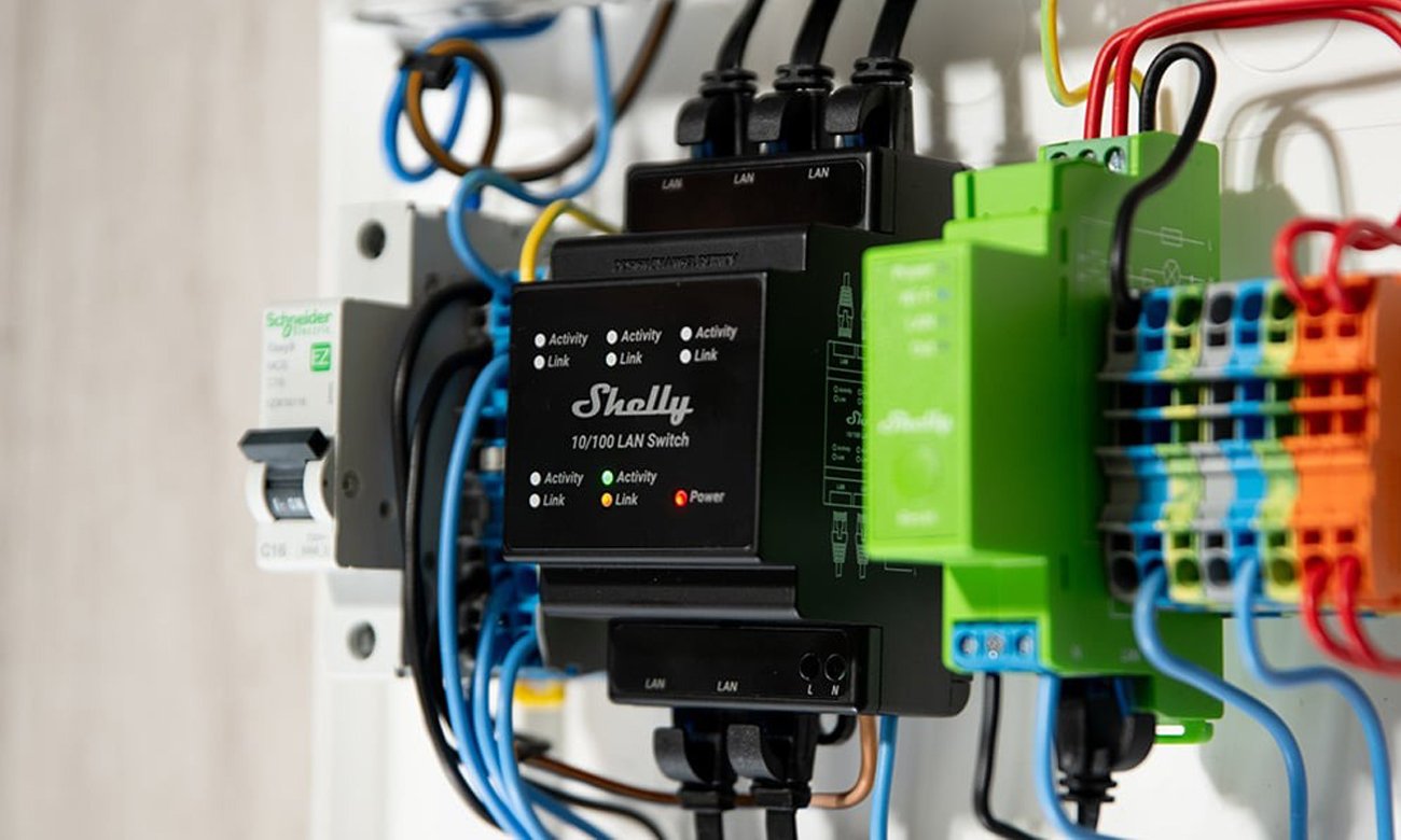 Przełącznik Ethernet z 5 portami RJ45 Shelly LAN Switch - Grafika lifestyle