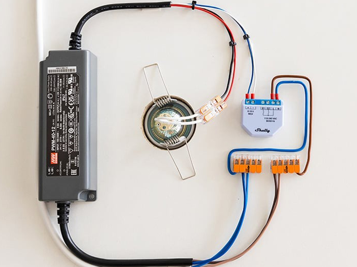 Ściemniacz światła WiFi Shelly Plus 0-10V Dimmer - Grafika lifestyle