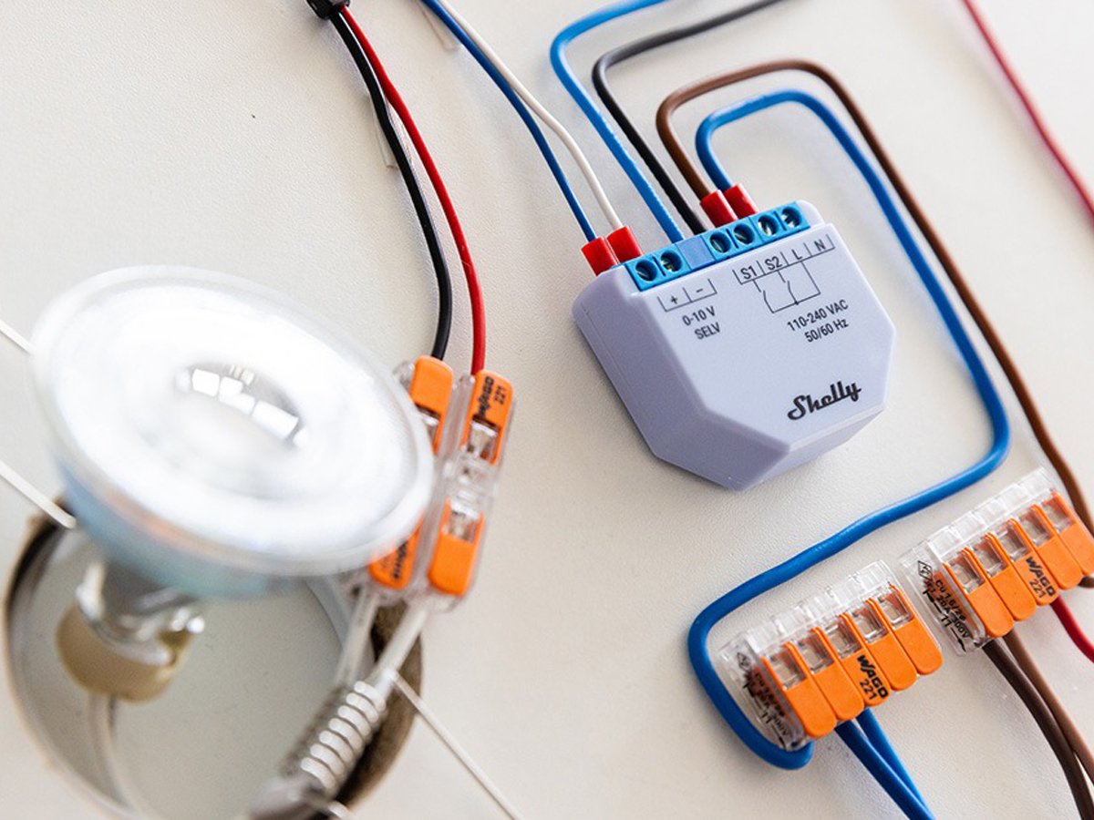 Ściemniacz światła WiFi Shelly Plus 0-10V Dimmer - Grafika lifestyle