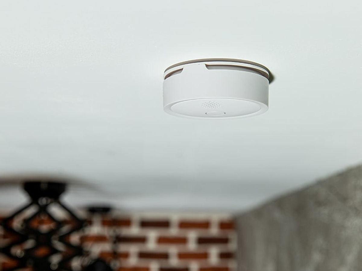 Czujnik dymu Shelly WiFi Plus Smoke na suficie