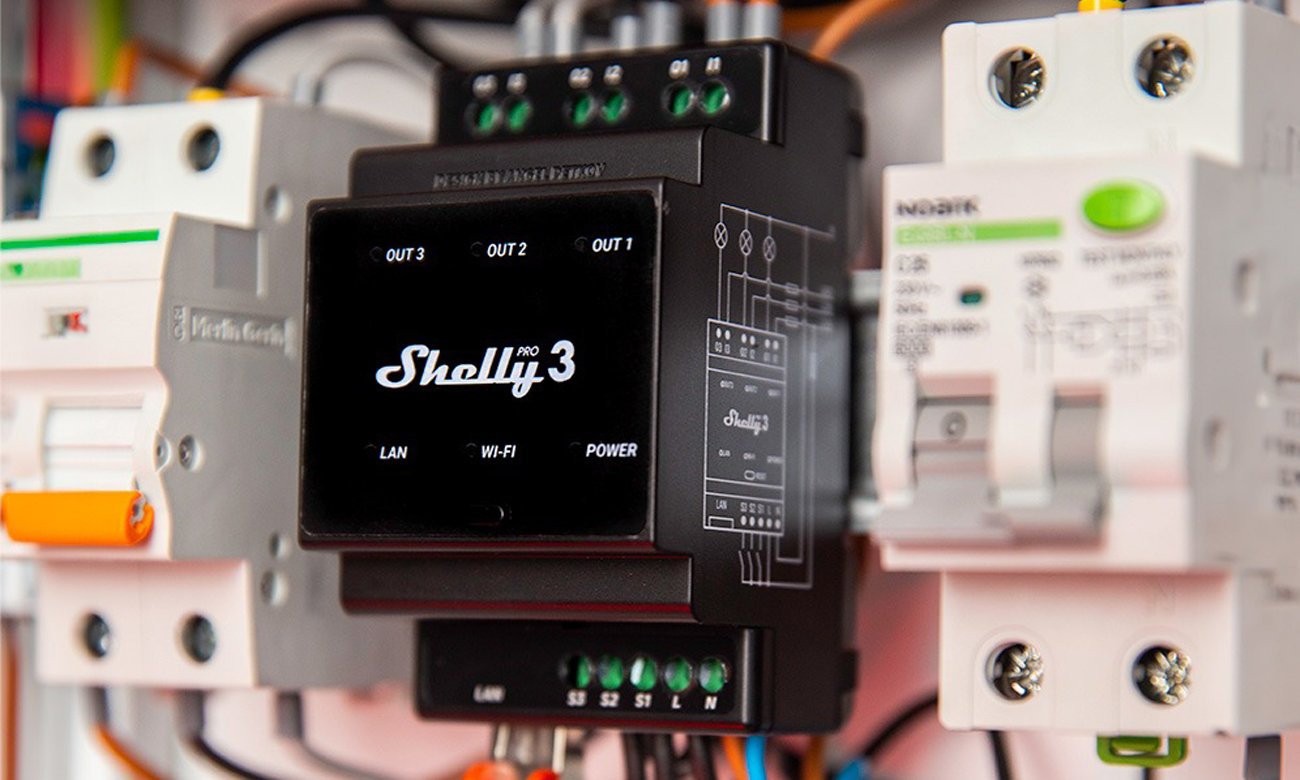 Trzykanałowy przekaźnik na szynę DIN Shelly Pro 3 Wi-Fi - Grafika lifestyle