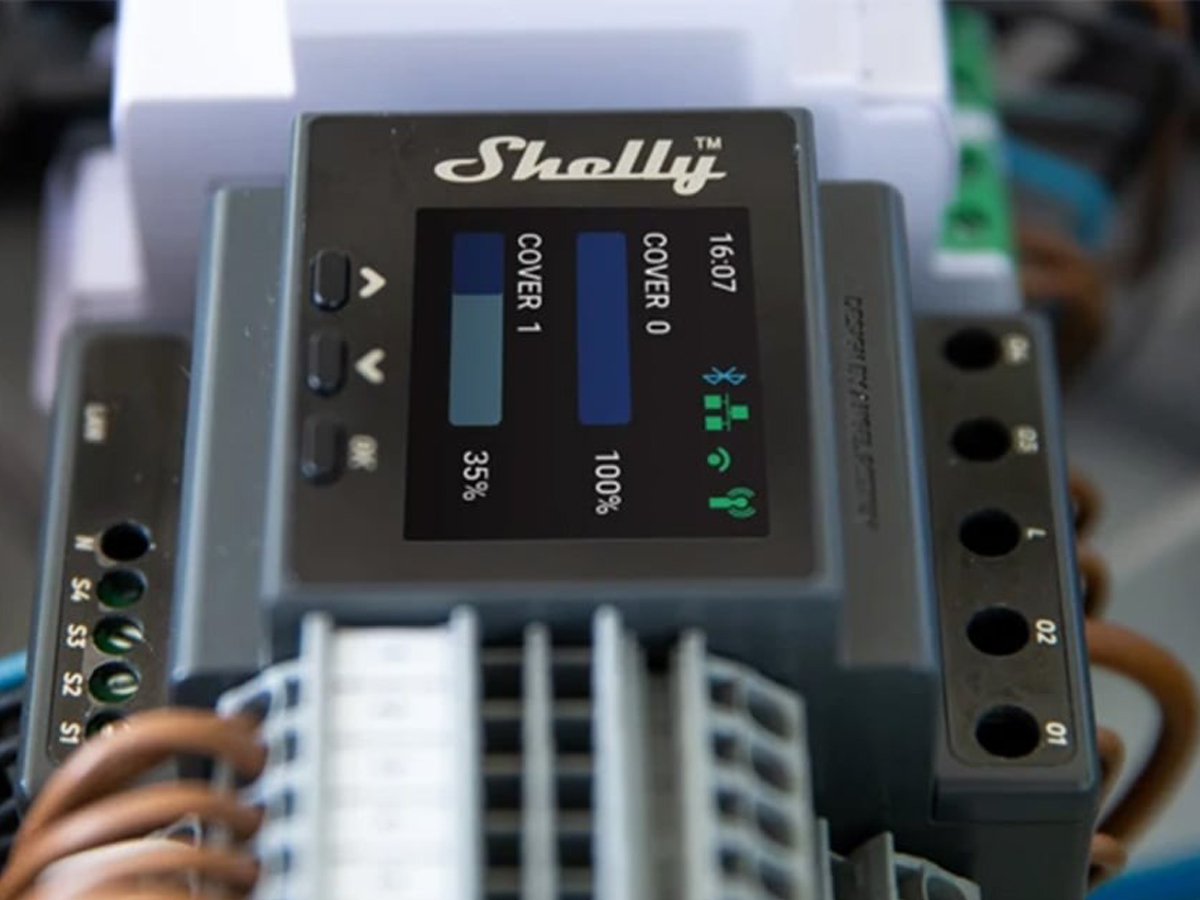 Podwójny sterownik na szynę DIN Shelly Pro Dual Cover Wi-Fi - Grafika lifestyle