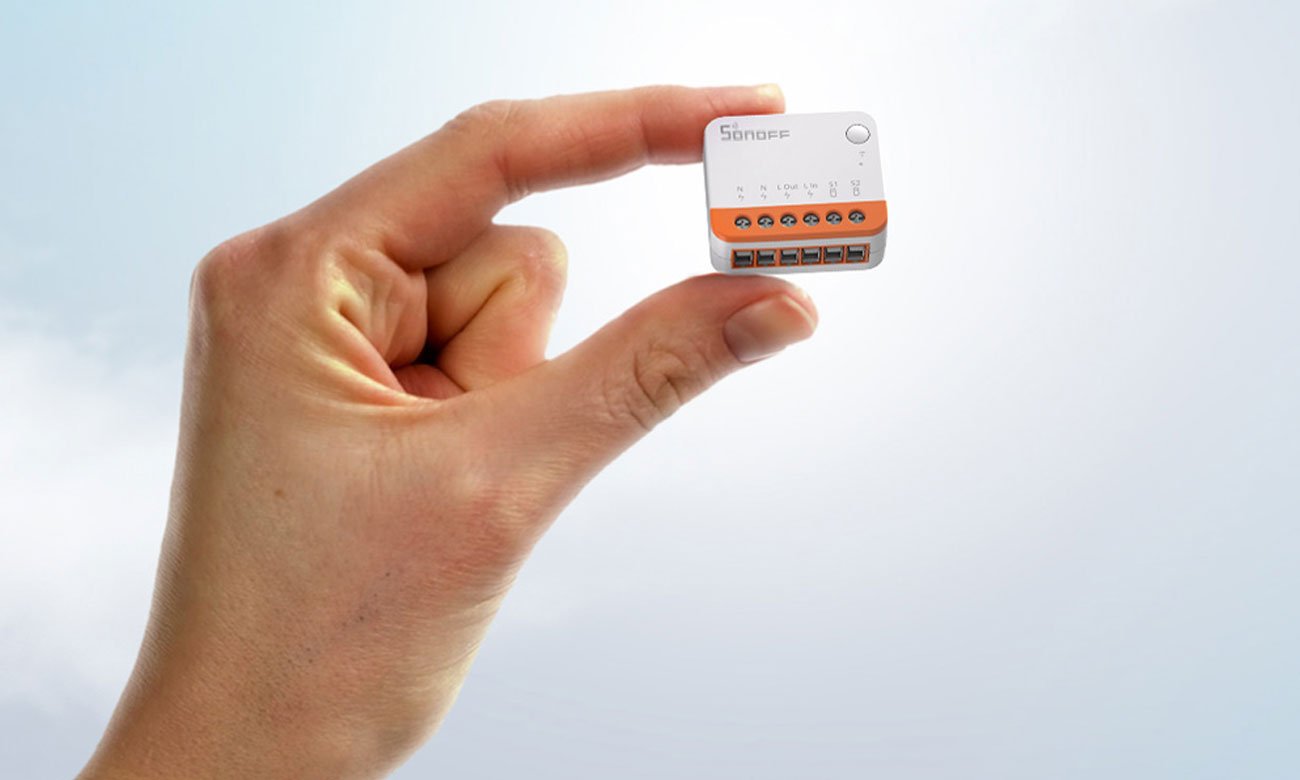 Sonoff Smart Switch MINIR4 trzymany w ręku