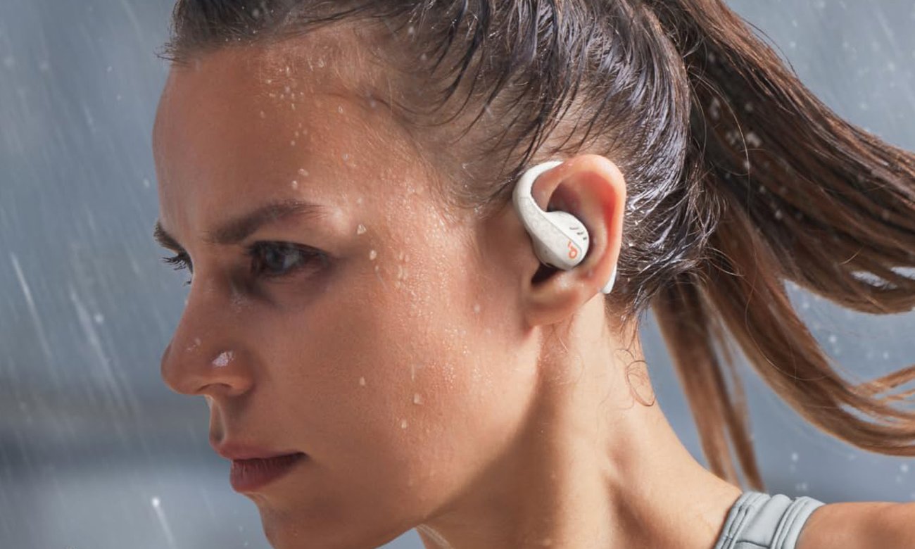 Słuchawki bezprzewodowe SoundCore AeroFit Pro Białe - Grafika lifestyle