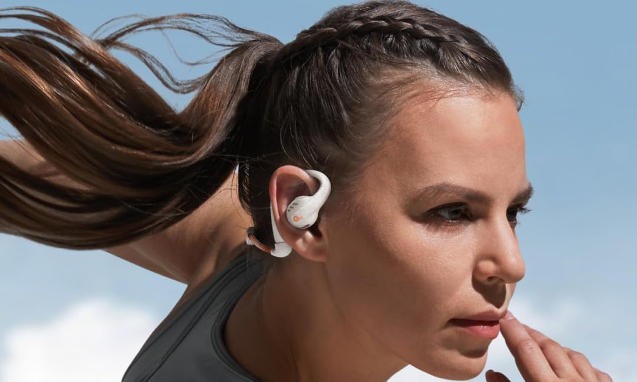 Słuchawki bezprzewodowe SoundCore AeroFit Pro Białe - Grafika lifestyle