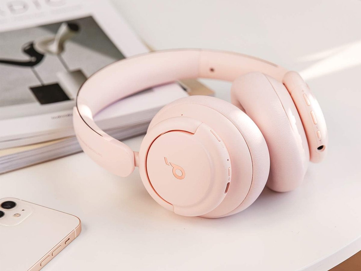 Słuchawki bezprzewodowe SoundCore Life Q30 Sakura Pink - Grafika lifestyle