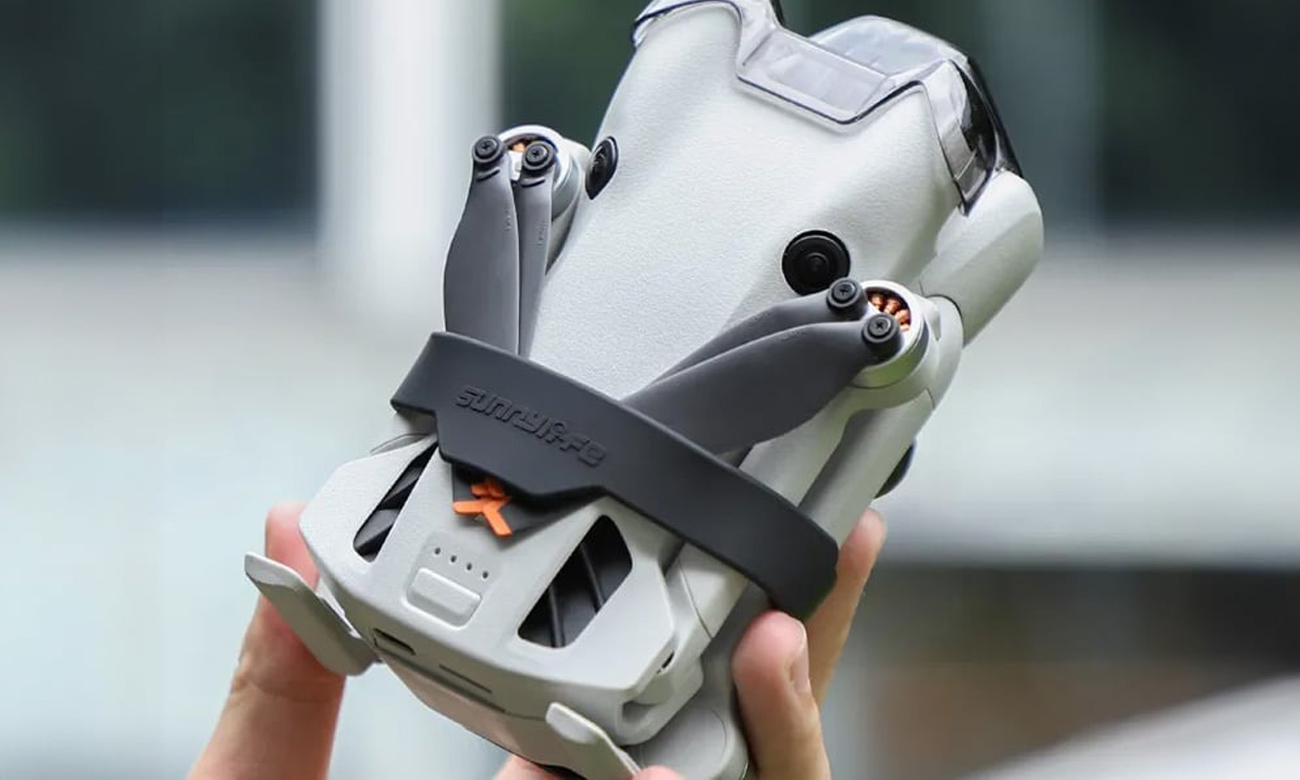 Blokada śmigieł Sunnylife do drona DJI Mini 4 Pro Czarna - Grafika lifestyle