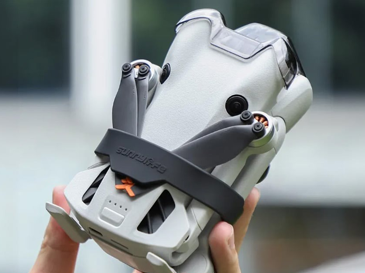 Blokada śmigieł Sunnylife do drona DJI Mini 4 Pro Czarna - Grafika lifestyle