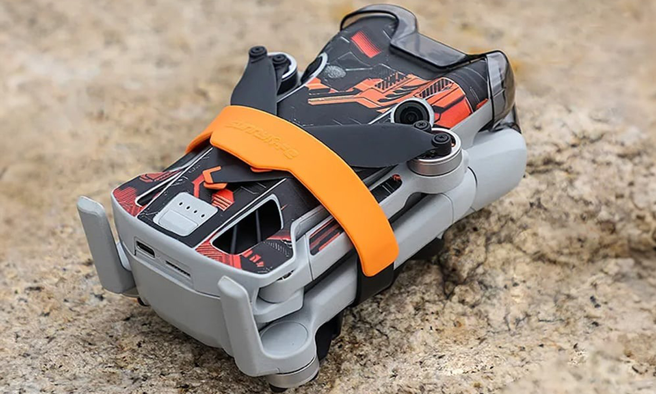 Blokada śmigieł Sunnylife do drona DJI Mini 4 Pro Pomarańczowa - Grafika lifestyle
