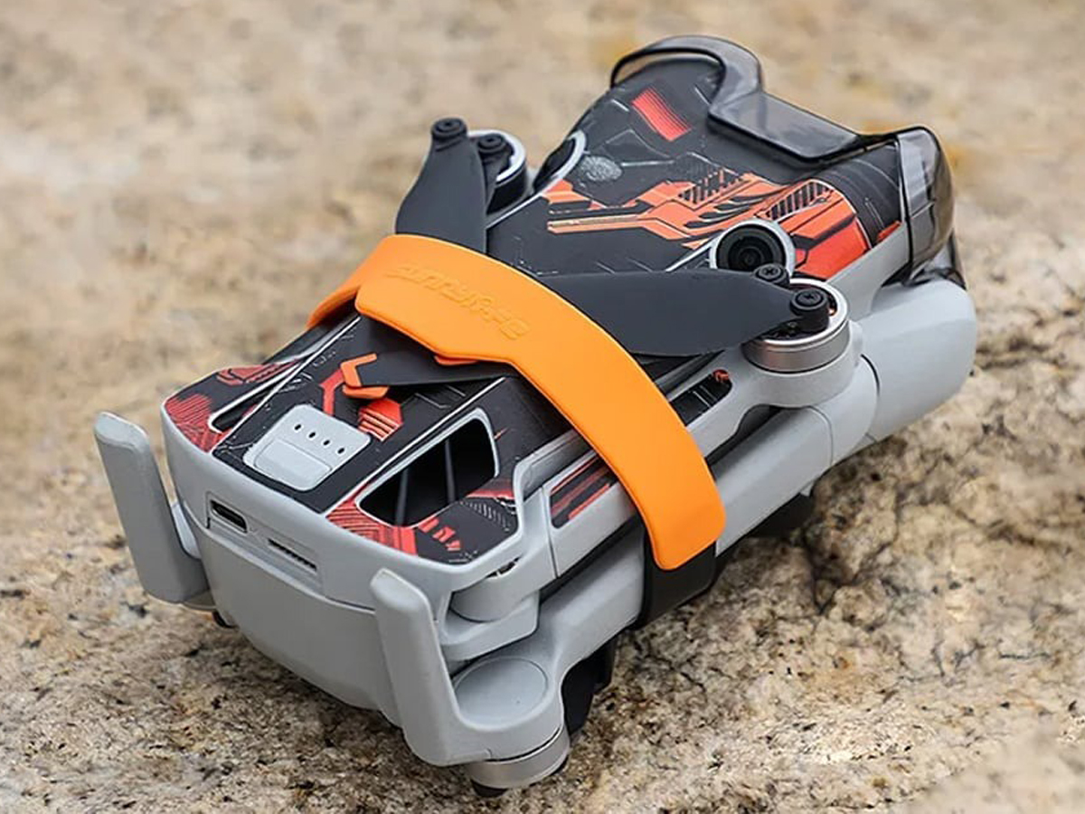 Blokada śmigieł Sunnylife do drona DJI Mini 4 Pro Pomarańczowa - Grafika lifestyle