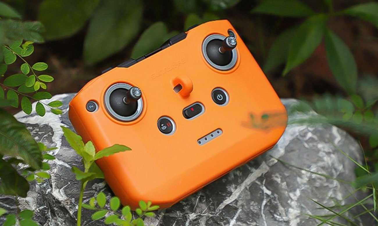 Silikonowa obudowa Sunnylife do DJI RC-N1 / RC-N2 / RC-N3 Pomarańczowa - Grafika lifestyle