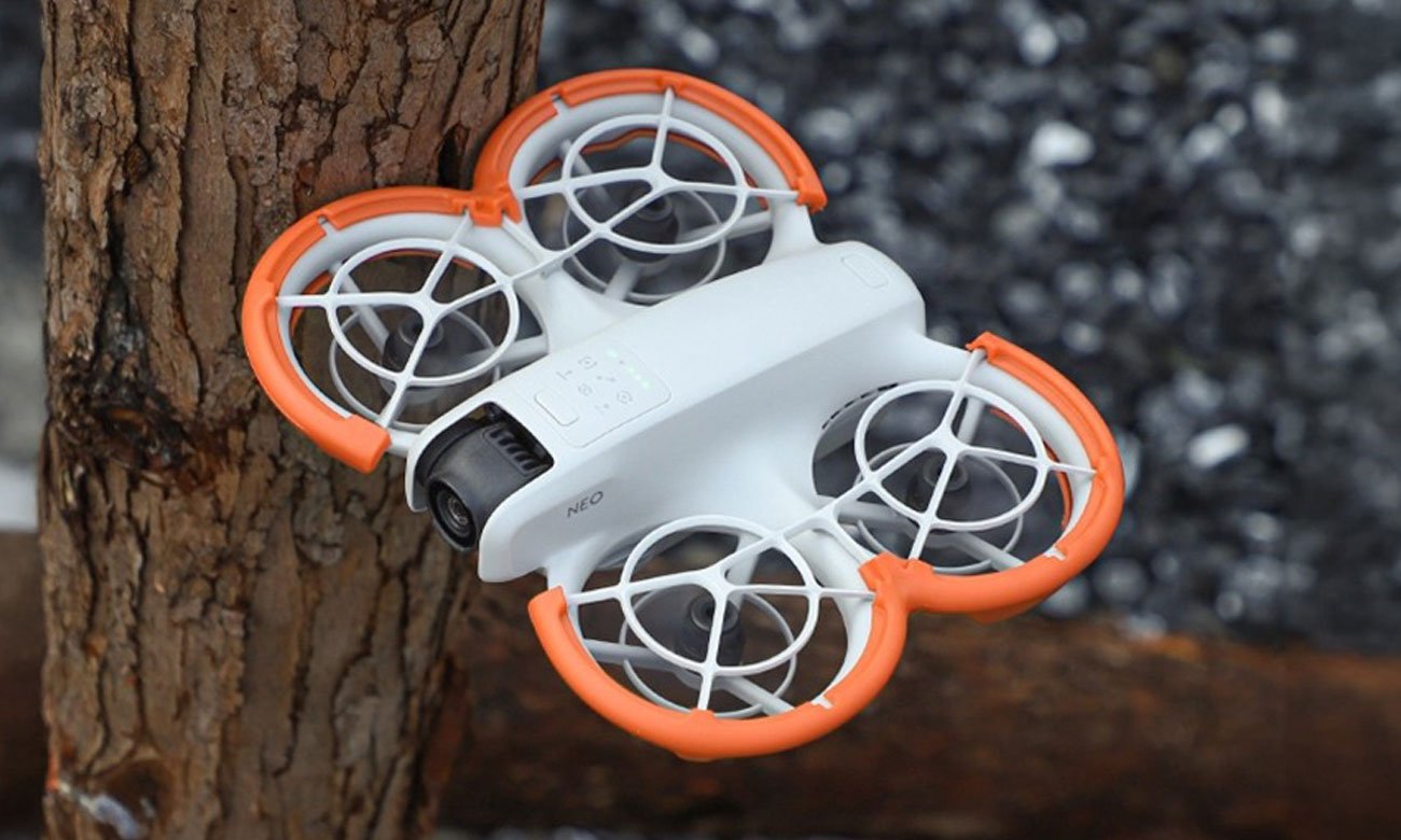 Osłona śmigieł Sunnylife do DJI Neo Pomarańczowa - Grafika lifestyle