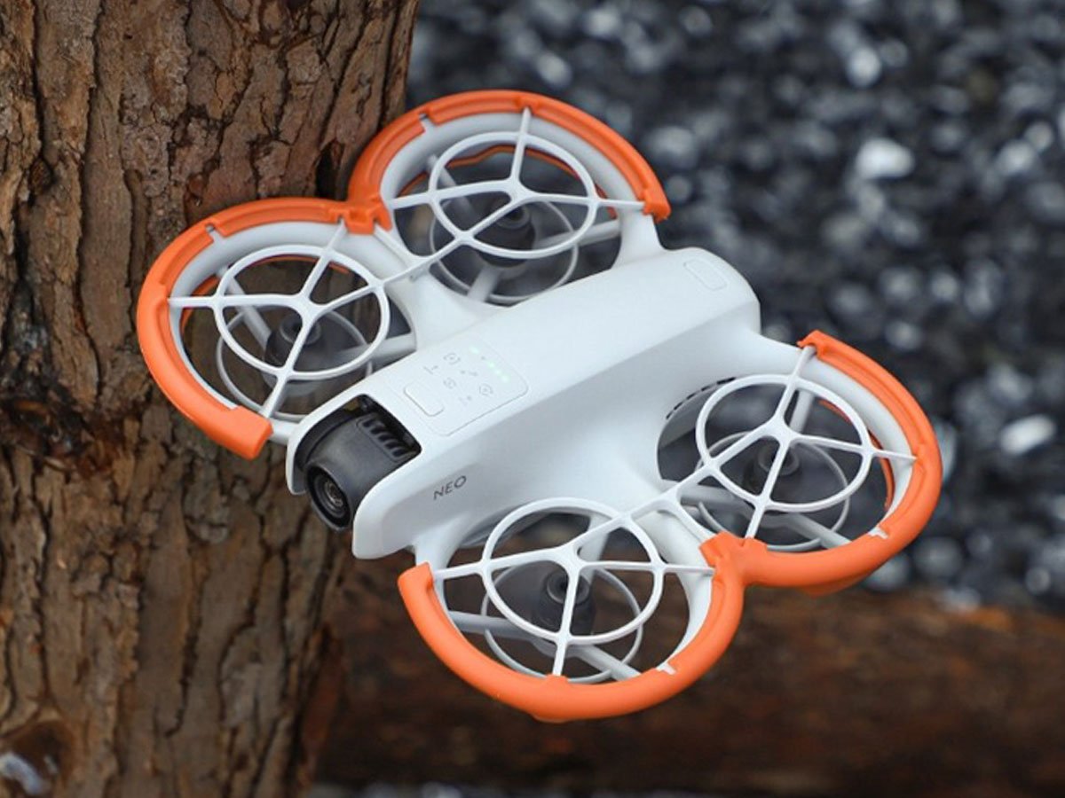 Osłona śmigieł Sunnylife do DJI Neo Pomarańczowa - Grafika lifestyle
