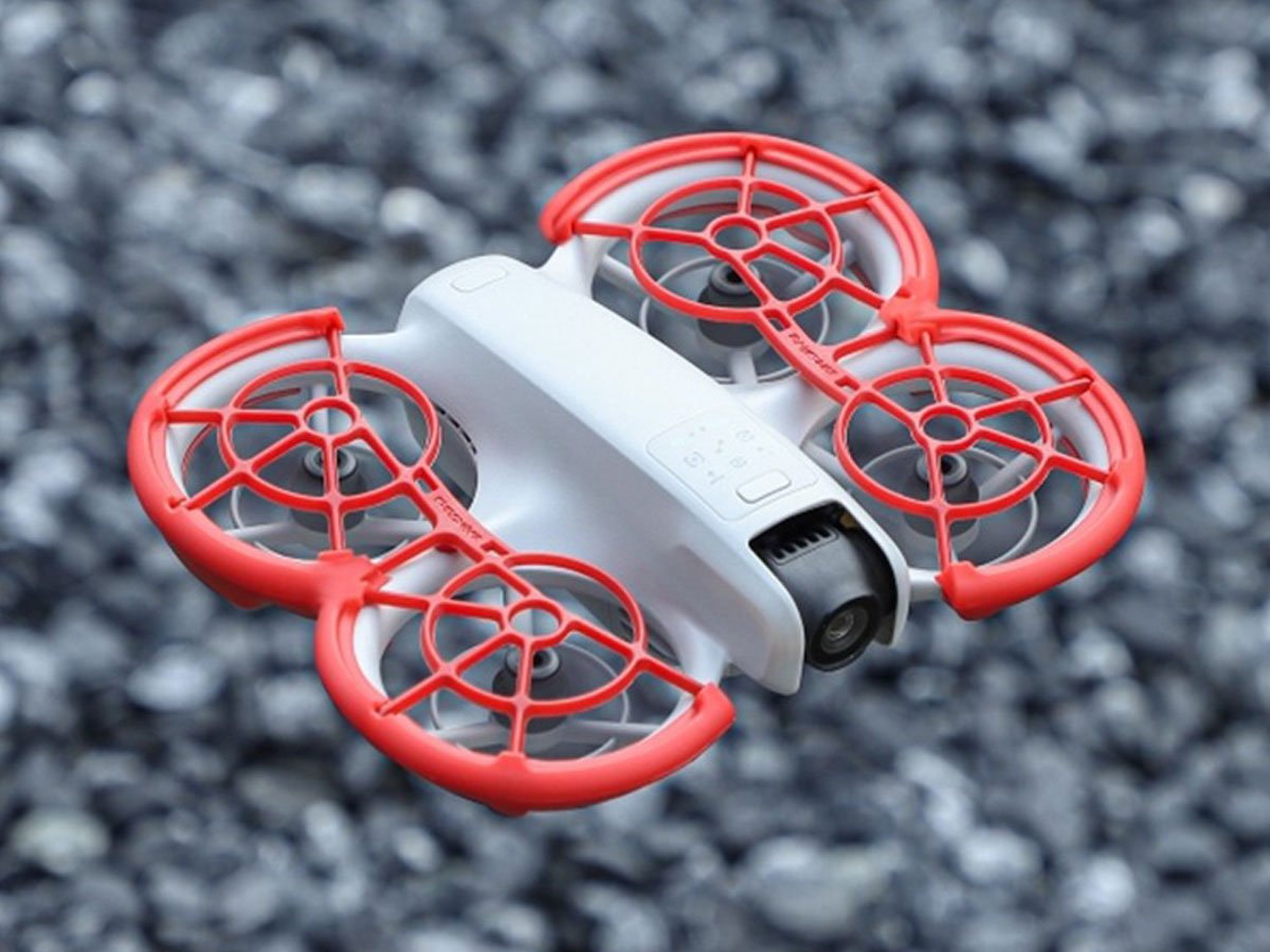 Osłona śmigieł Sunnylife do DJI Neo Czerwona - Grafika lifestyle