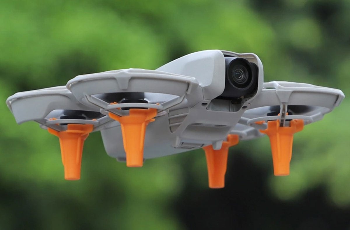Podwyższenie podwozia Sunnylife do DJI Neo Pomarańczowe - Grafika lifestyle