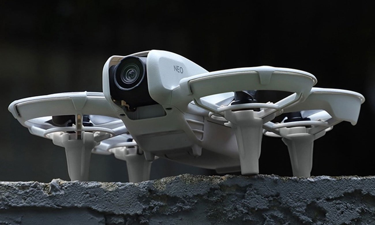 Podwyższenie podwozia Sunnylife do DJI Neo Szare - Grafika lifestyle