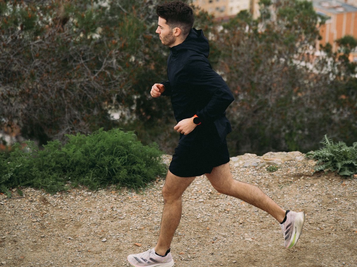 Suunto Run mężczyzna podczas biegu w górach