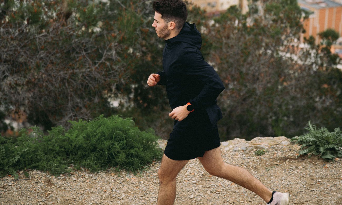 Suunto Run mężczyzna podczas biegu w górach