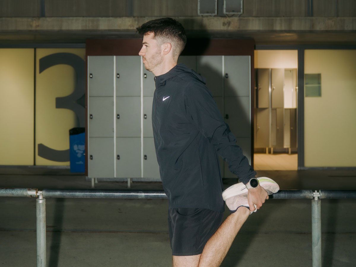 Suunto Run mężczyzna rozciągający się