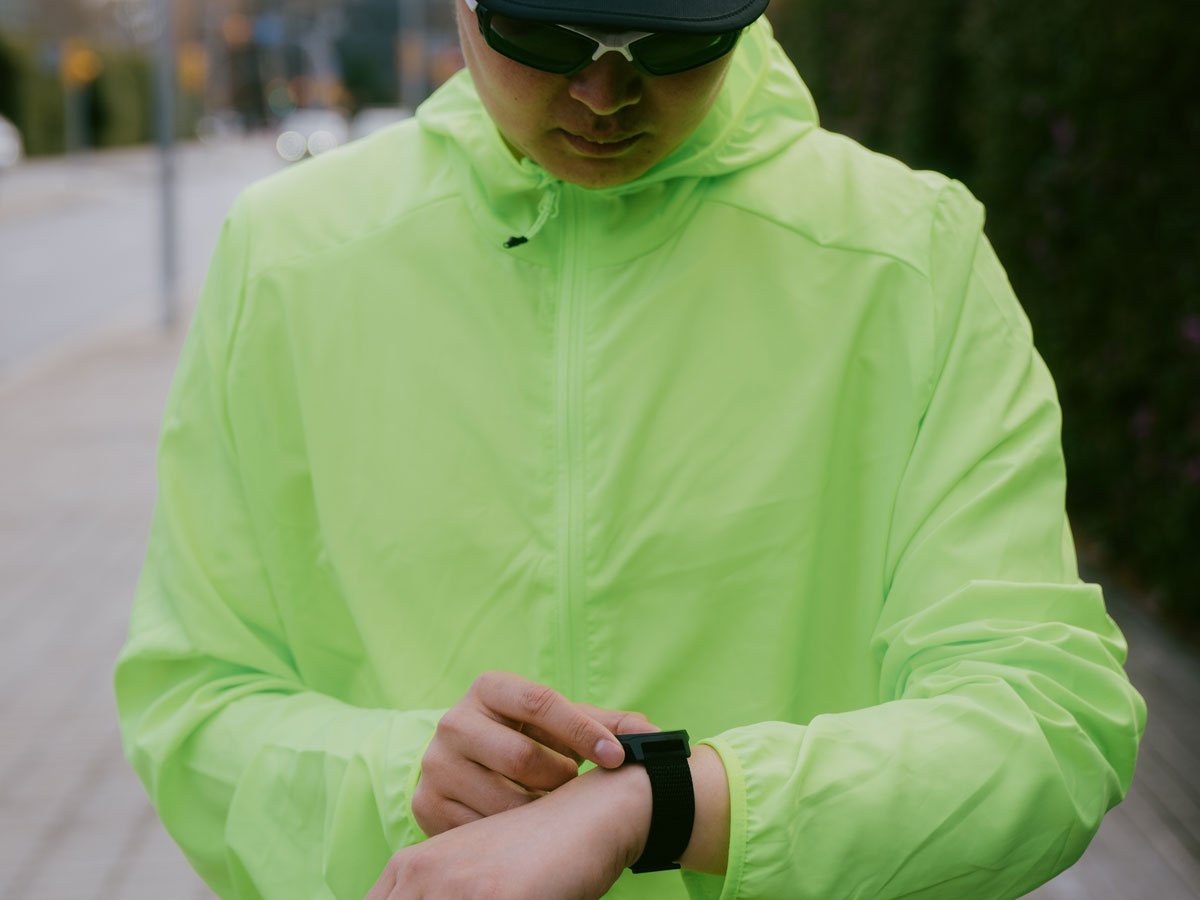 Suunto Run mężczyzna w kurtce wybierający trening