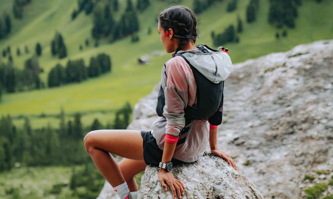 Słuchawki bezprzewodowe Suunto Wing Czarno-czerwone - Grafika lifestyle