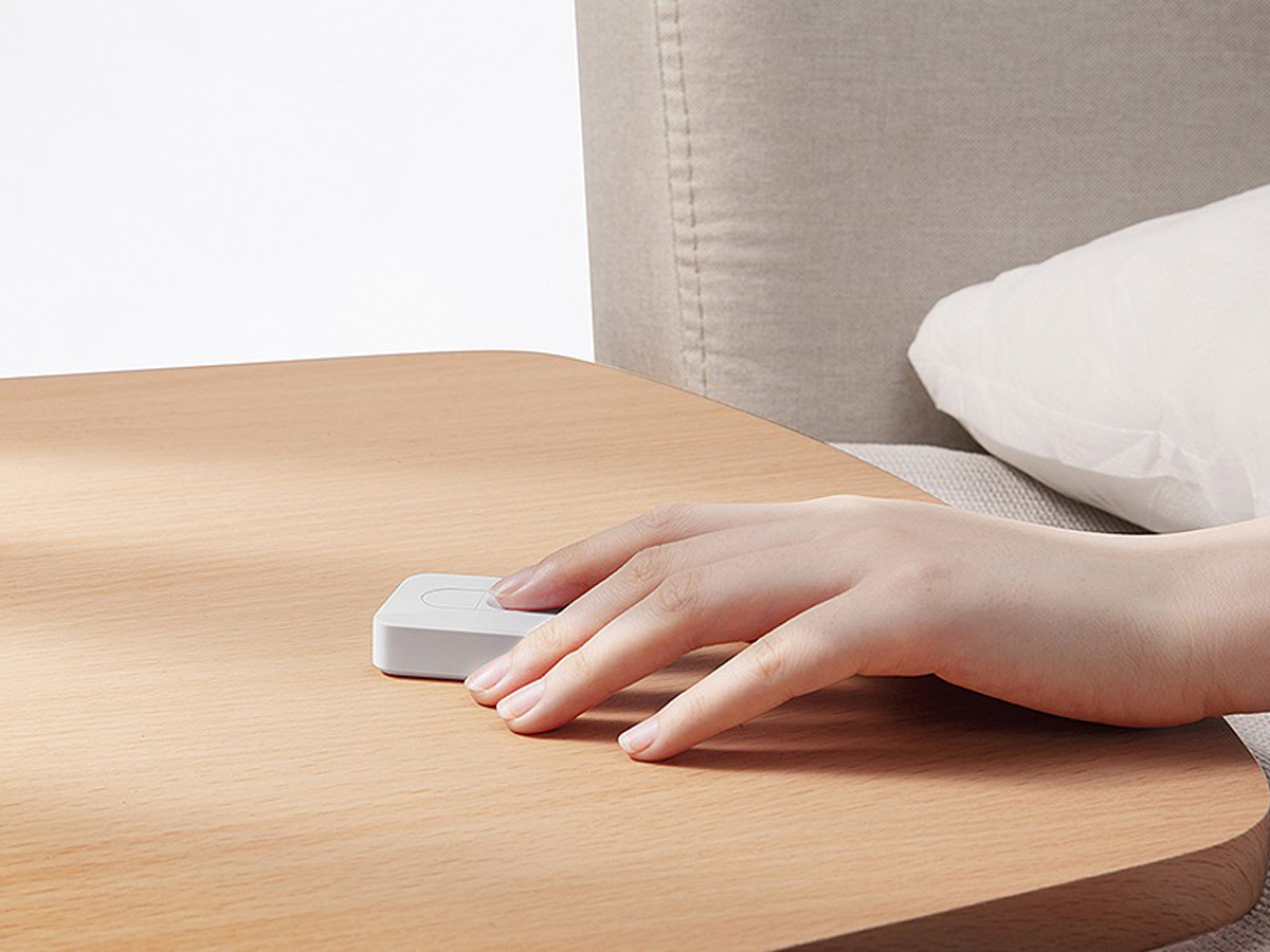 Pilot dwuprzyciskowy SwitchBot Remote Control - Grafika lifestyle