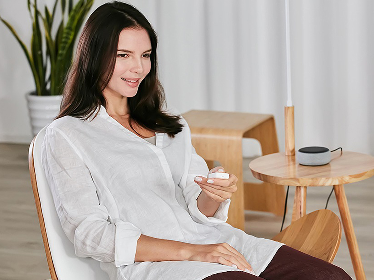 Pilot dwuprzyciskowy SwitchBot Remote Control - Grafika lifestyle