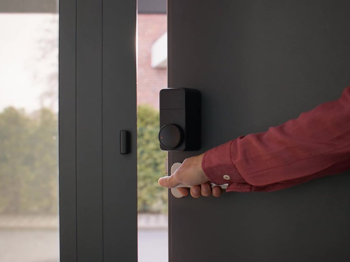 Inteligentny zamek do drzwi SwitchBot Lock Pro - Grafika lifestyle