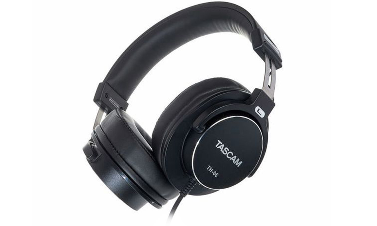 Słuchawki nauszne Tascam TH-06 - Widok od przodu pod kątem