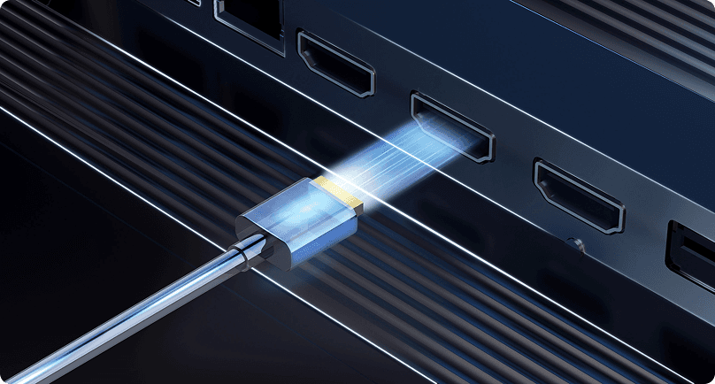 Przezroczysty wtyk kabla HDMI (High Definition Multimedia Interface) z błękitną smugą światła celujący w gniazdo w obudowie.'