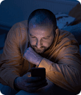 Mężczyzna wieczorem korzysta z telefonu