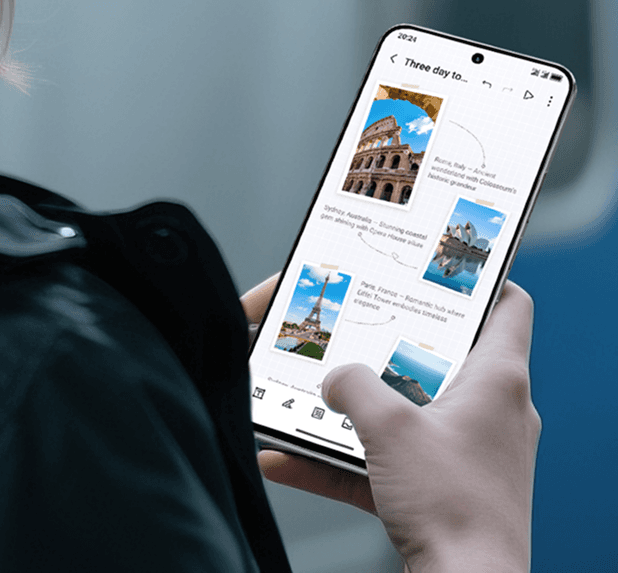 Osoba trzyma smartfon wyświetlający cyfrowy pamiętnik ze zdjęciami zabytków, takich jak Koloseum czy Wieża Eiffla