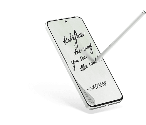 Smartfon z odchylonym rogiem jasnego ekranu, po którym rysik pisze tekst Redefine the way you see the world - NXTPAPER