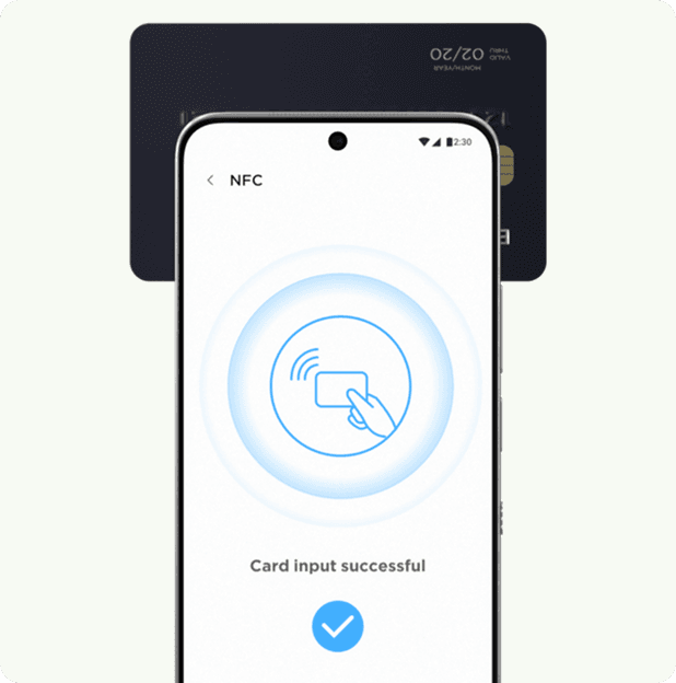 Smartfon skanuje kartę z powiadomieniem NFC (Near Field Communication), ikoną płatności i Card input successful