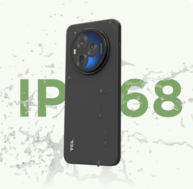 Smartfon TCL z okrągłą wyspą aparatów na tle napisów IP 68 (Ingress Protection 68) oraz rozpryskujących się kropli wody