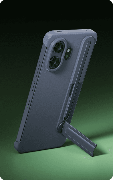 Smartfon w etui z rysikiem w schowku stoi pionowo podparty rozłożoną nóżką