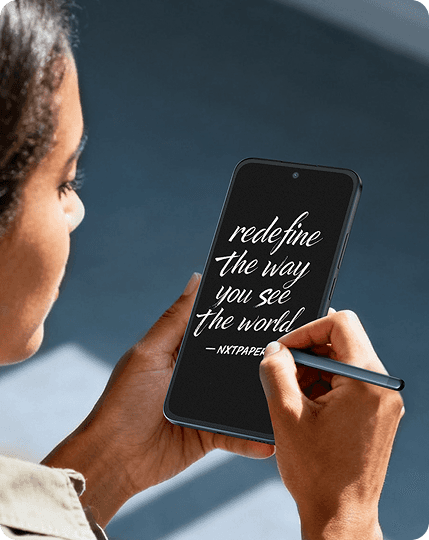 Kobieta pisze rysikiem na czarnym ekranie smartfona kaligraficzny napis redefine the way you see the world