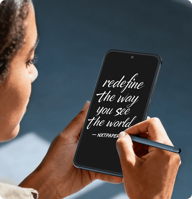 Kobieta pisze rysikiem na czarnym ekranie smartfona kaligraficzny napis redefine the way you see the world