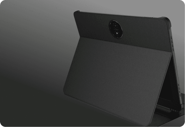 Czarny tablet w etui z rozłożoną podstawką widoczny od tyłu.
