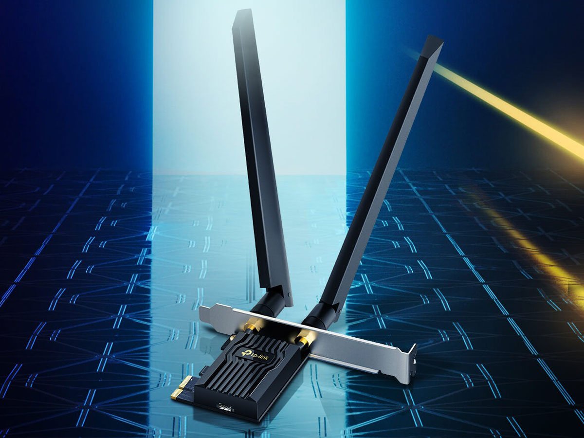 Trzypasmowa karta sieciowa TP-Link Archer TXE72E - Grafika lifestyle